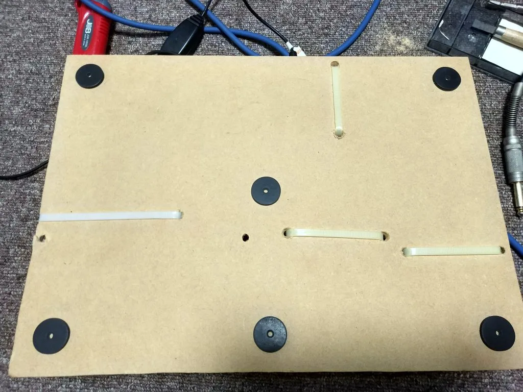エフェクトボードはMDF合板とタイラップを使え