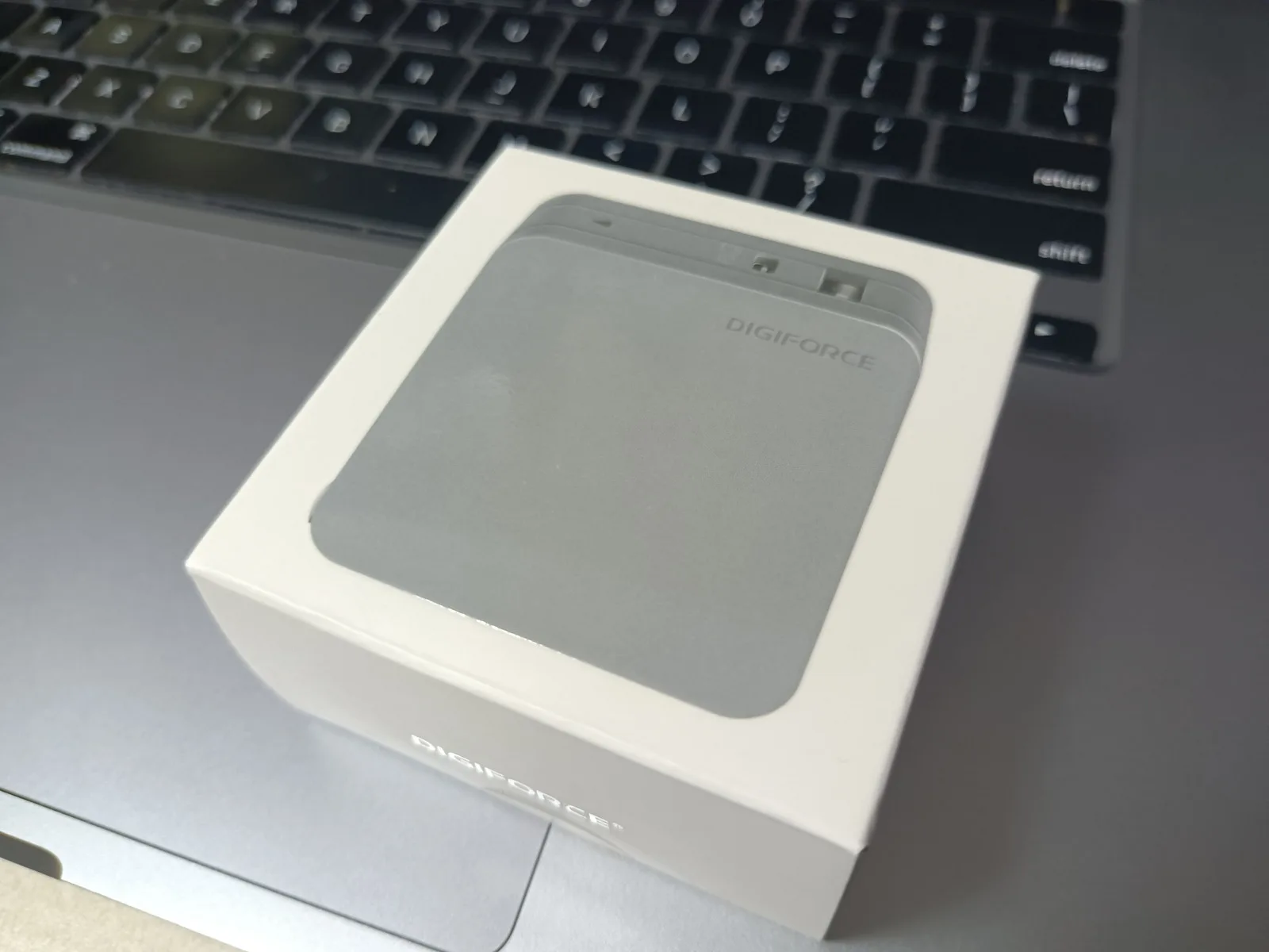 [レビュー]DIGIFORCE製の65Wで格安なPD対応充電器。MacBookPro(16インチ)の充電に耐えられる？
