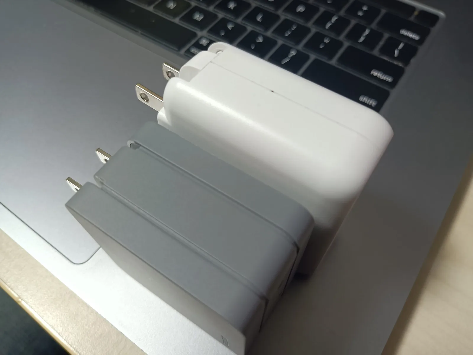 [レビュー]DIGIFORCE製の65Wで格安なPD対応充電器。MacBookPro(16インチ)の充電に耐えられる？