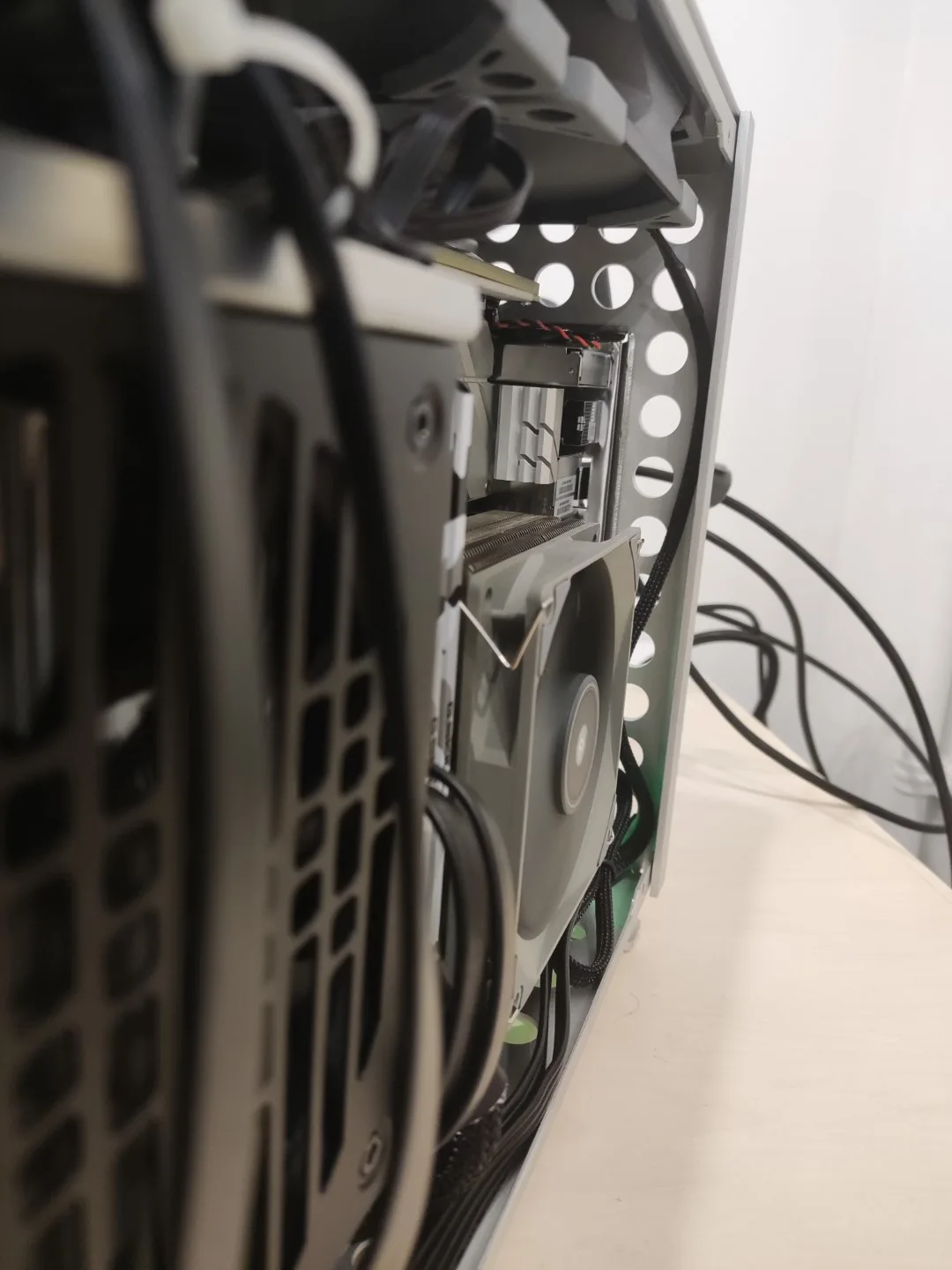 Mini-ITX+12600KFな狭小PCを組む（ZZAW B2）