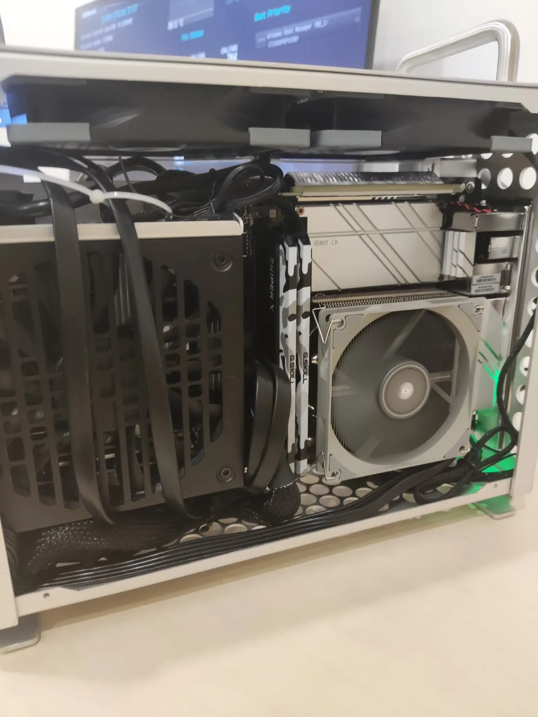Mini-ITX+12600KFな狭小PCを組む（ZZAW B2）